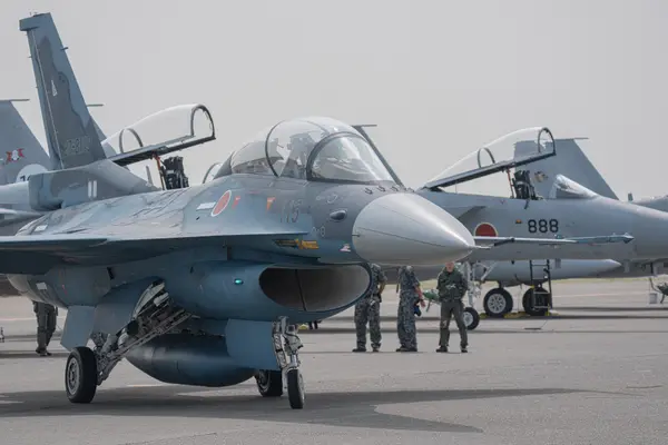 滑走路へ向かうF-2😎