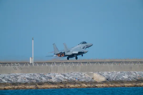 航空自衛隊F15戦闘機の訓練機がアフターバーナー出して離陸しました🫡